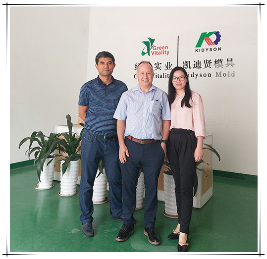 Un cliente del Reino Unido visita nuestra fábrica