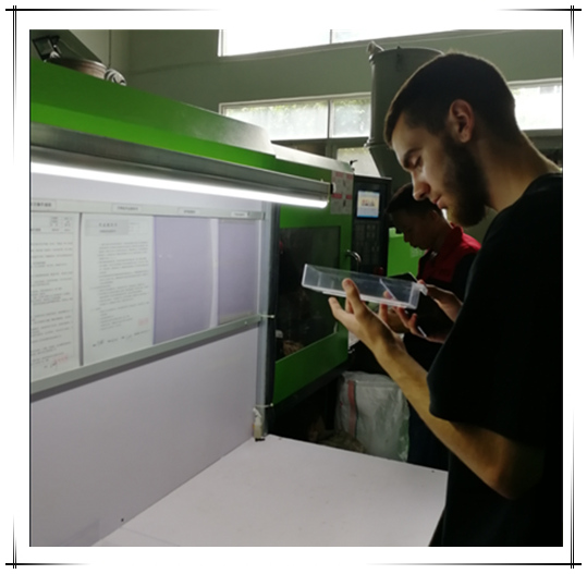 Cliente que asiste a la prueba de moho T1
